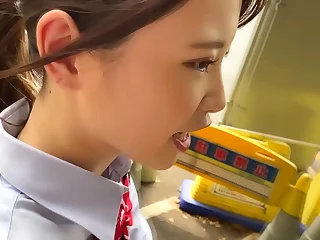 ハメ撮り　優等生スレンダー18歳。スレンダー美脚。バック、騎乗位、正常位の様々な体位でSEX。部活帰りにおじさん彼氏とゴム無しセックス 気持ち良すぎて膣出し懇願。　https://bit.ly/3sDjSwU